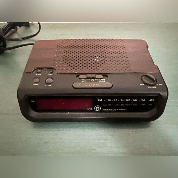 Vintage GE 7-4613A‎ AM/FM Clock Radio with Woodgrain Design - Tested and Working - Picture 3 of 4